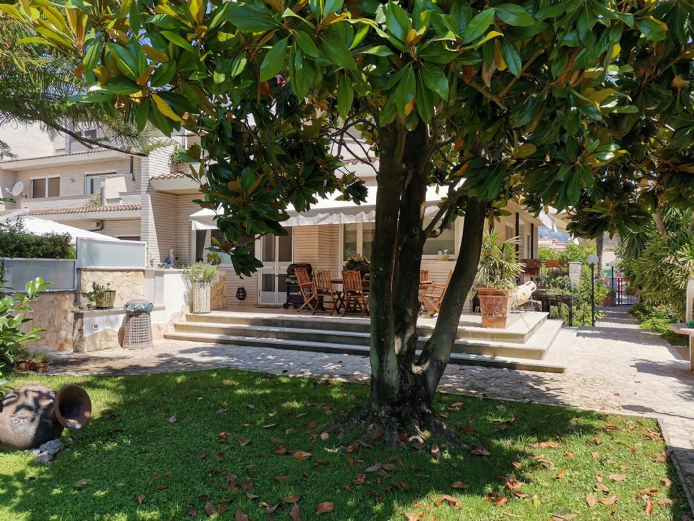VILLA BIFAMILIARE 470 MQ A 100 METRI DAL MARE CON PISCINA
